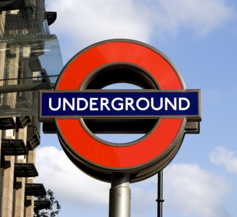 Underground_sign_at_Westminster.jpg