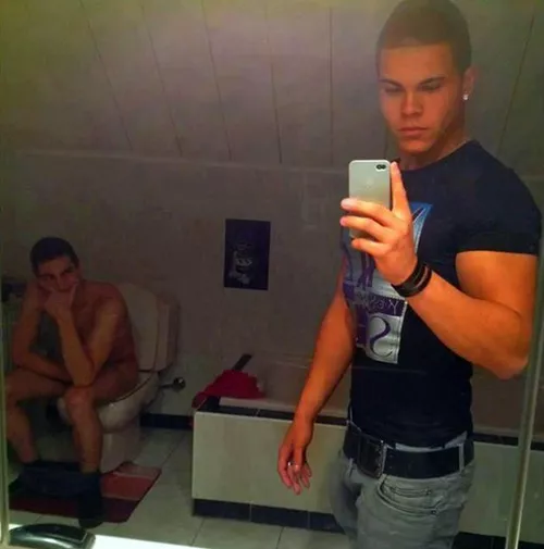 funny-selfie-douche-toilet.jpg