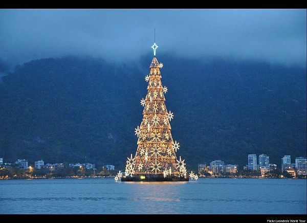floating-christmas-tree-rio.jpg