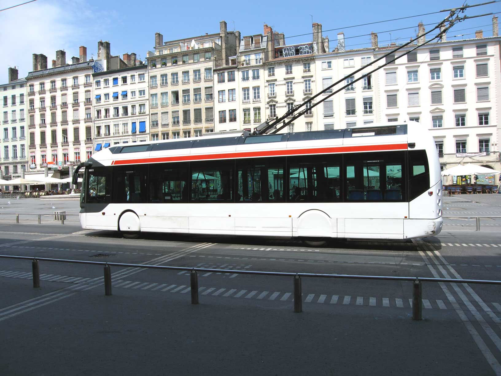 Trolley-bus-place-des-terra.jpg