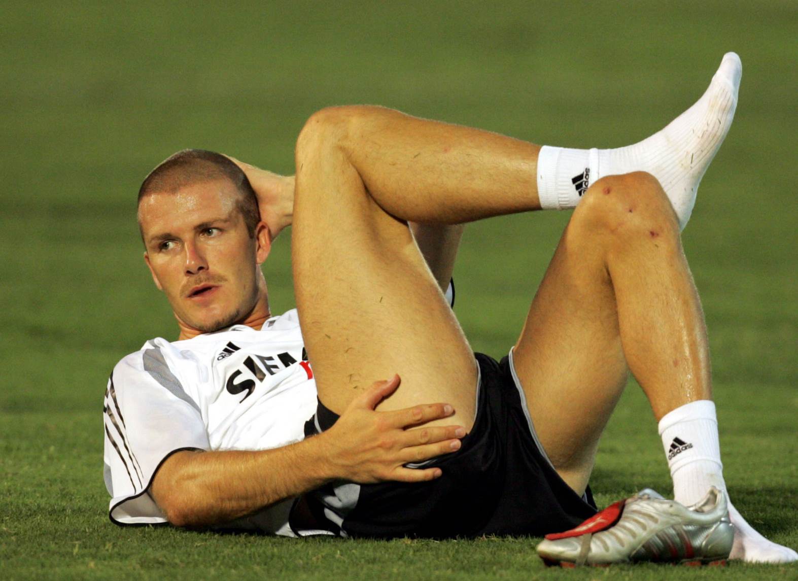 david_beckham%20legs%20up.jpg