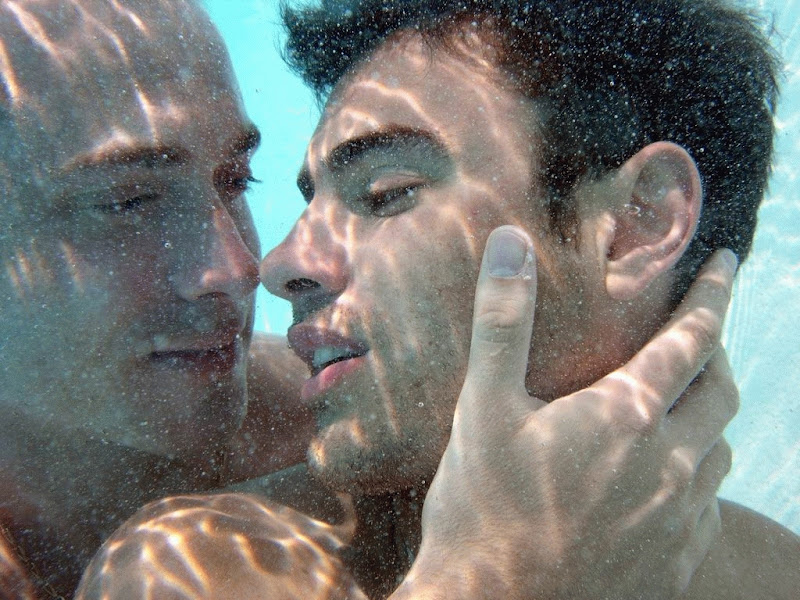 underwaterkiss.jpg