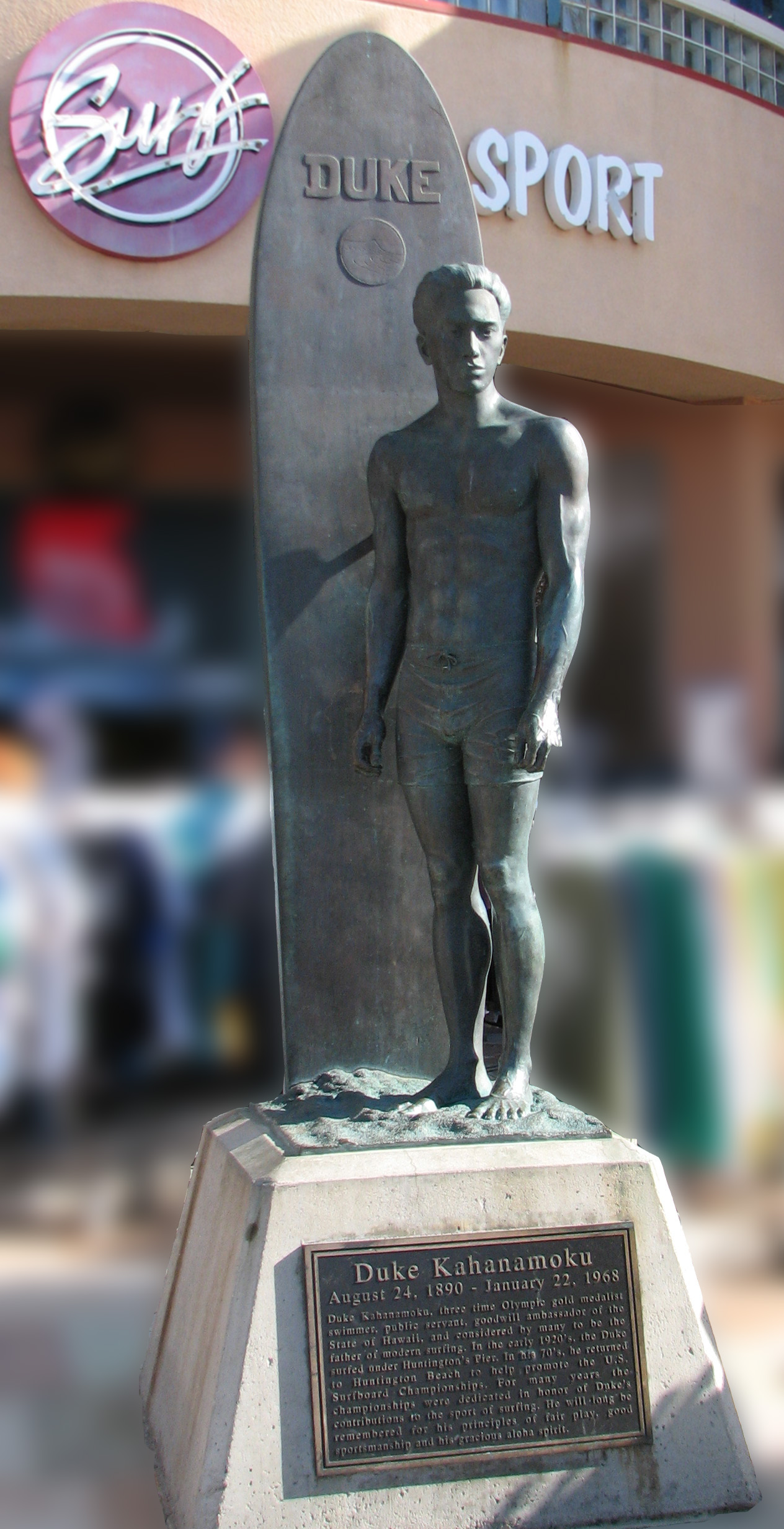 Duke_Kahanamoku_Memorial.jpg