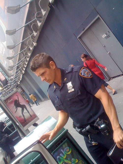 hot_nyc_cop2.jpg