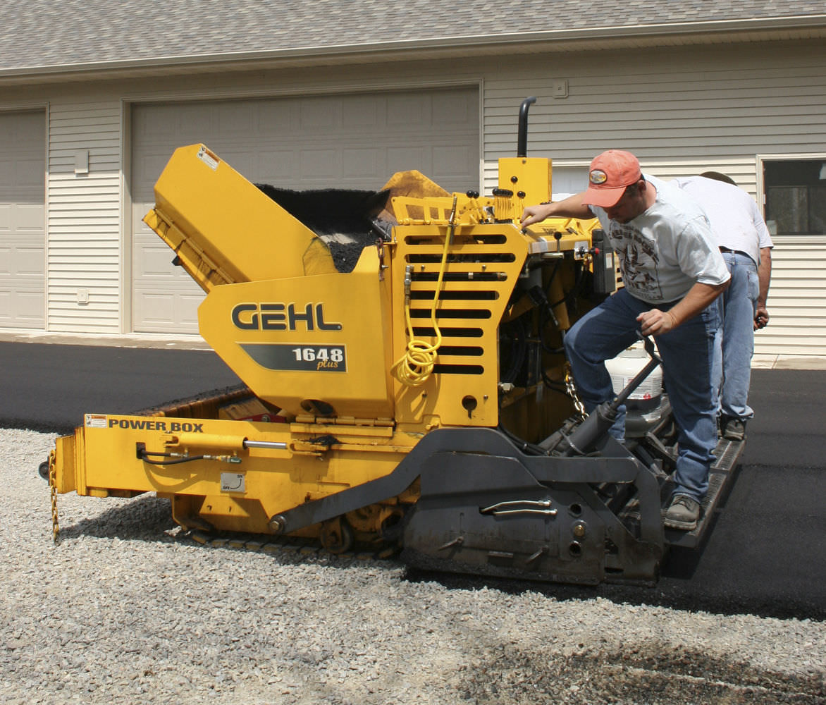 tracked-asphalt-spray-pavers-20565-5122937.jpg