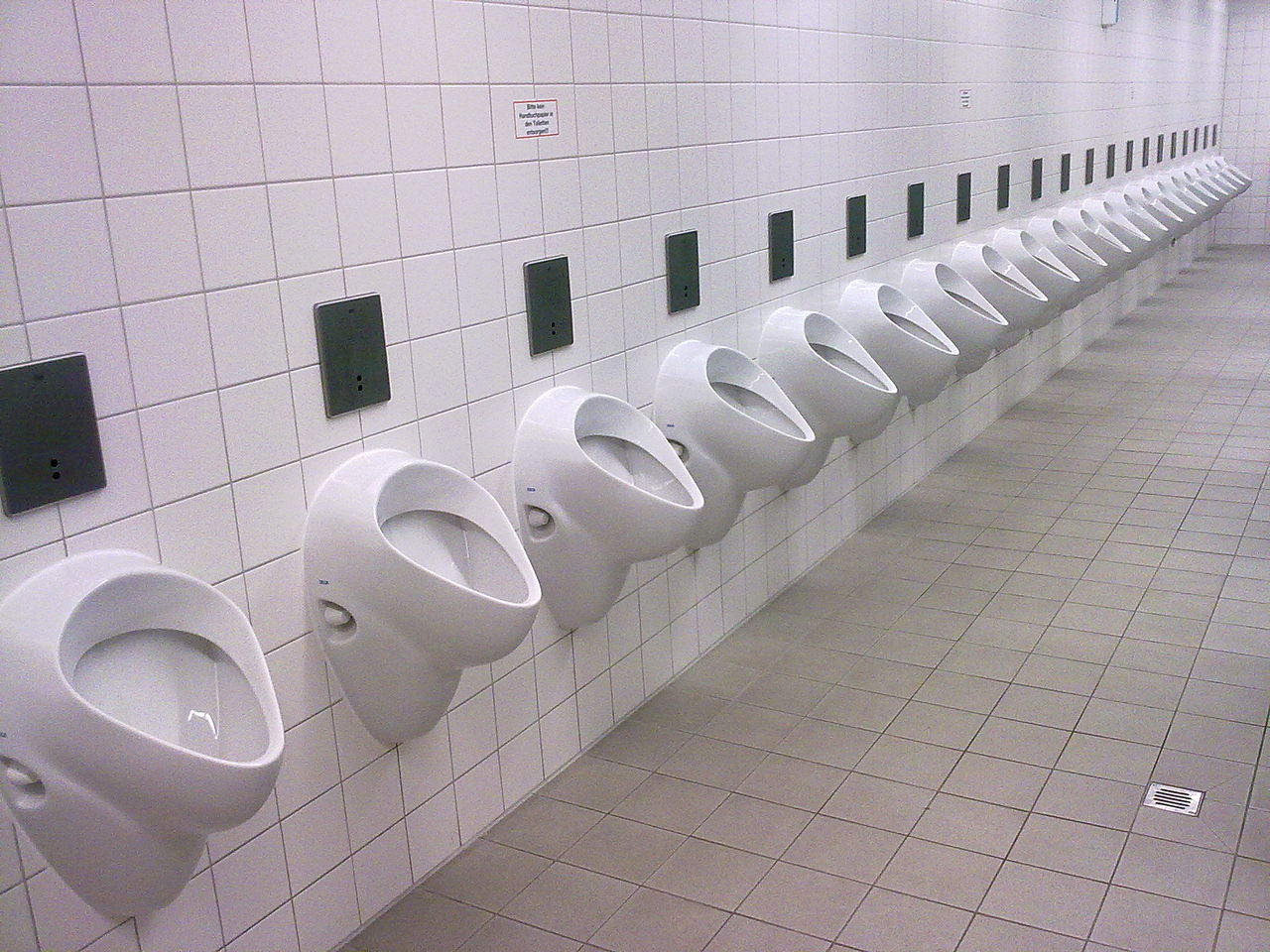 1280px-Urinals.jpg