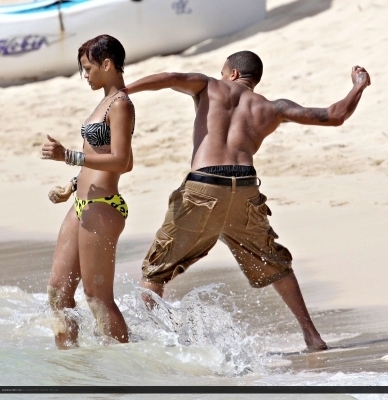 Chris-Rihanna-chris-brown-2082353-388-400.jpg