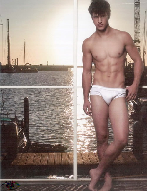 01%2003agfri03.10.11gunw