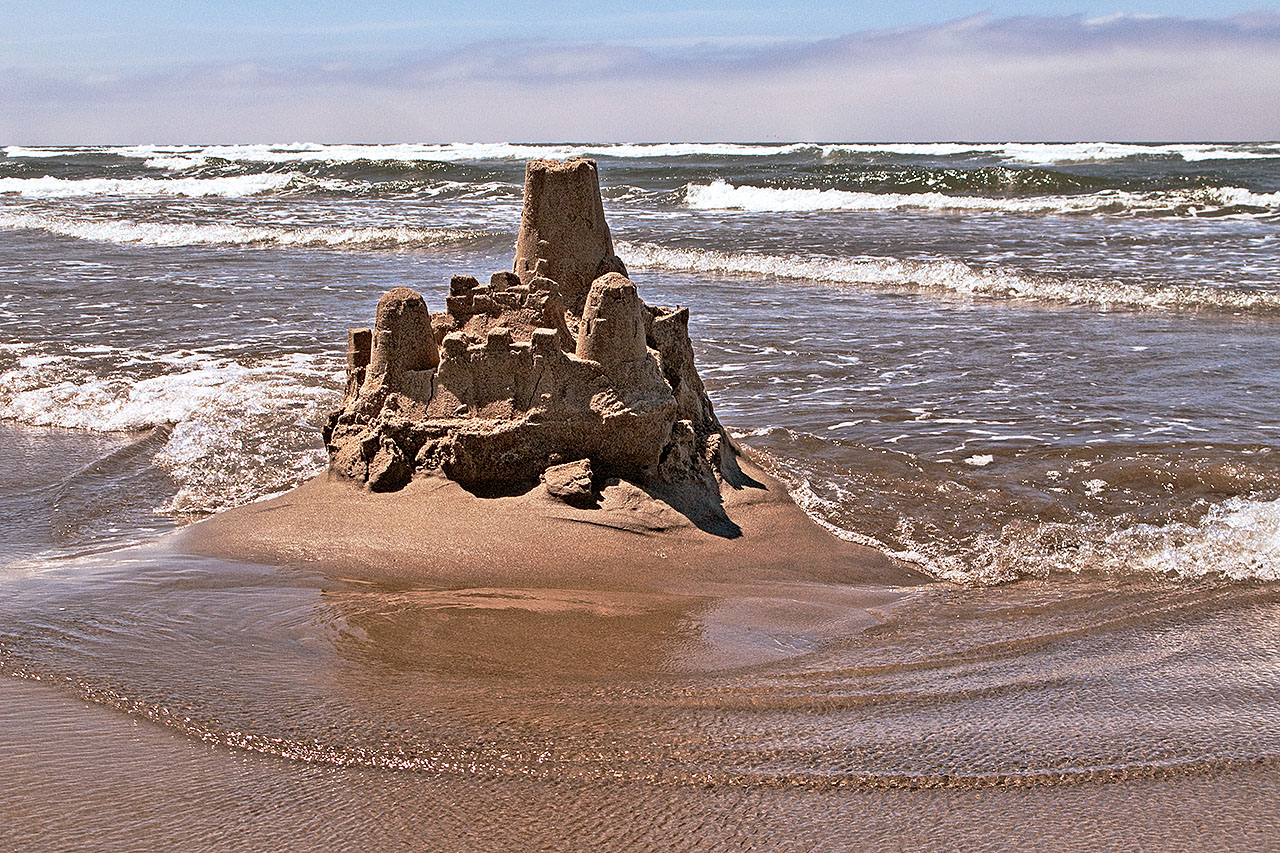 Sand_castle,_Cannon_Beach.jpg