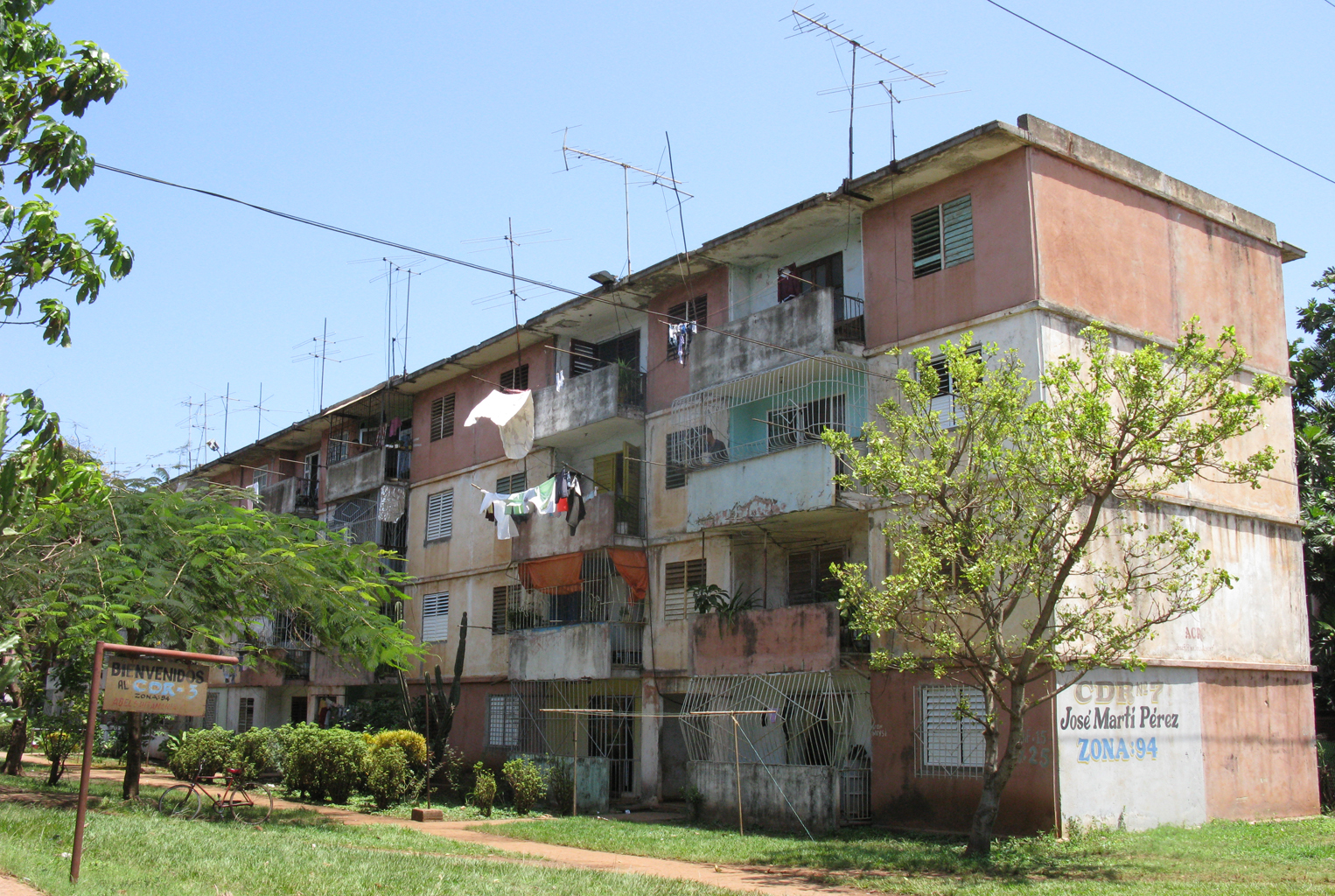 Housing_block_in_Moa,_Cuba.jpg