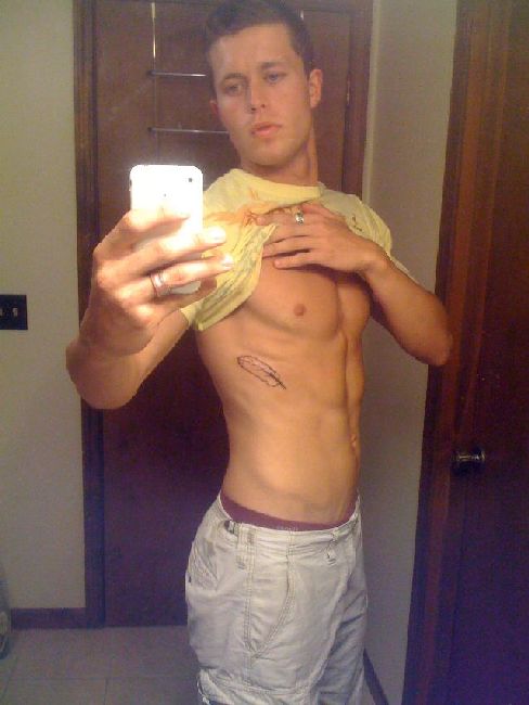 hot_guys_with_iphones_00.jpg