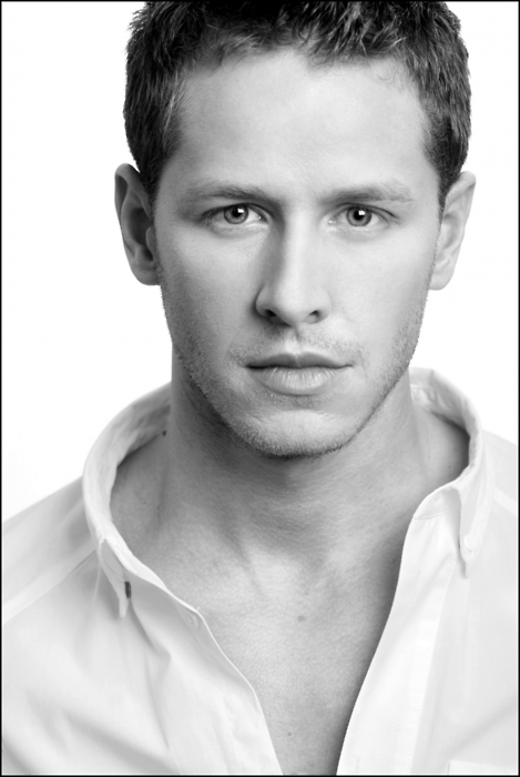 -Josh-Dallas-josh-dallas-31782481-469-700.jpg