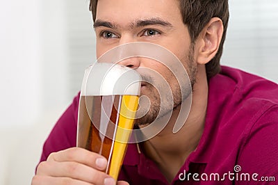 men-drinking-beer-portrait-handsome-young-men-drinking-beer-man-looking-away-32524727.jpg