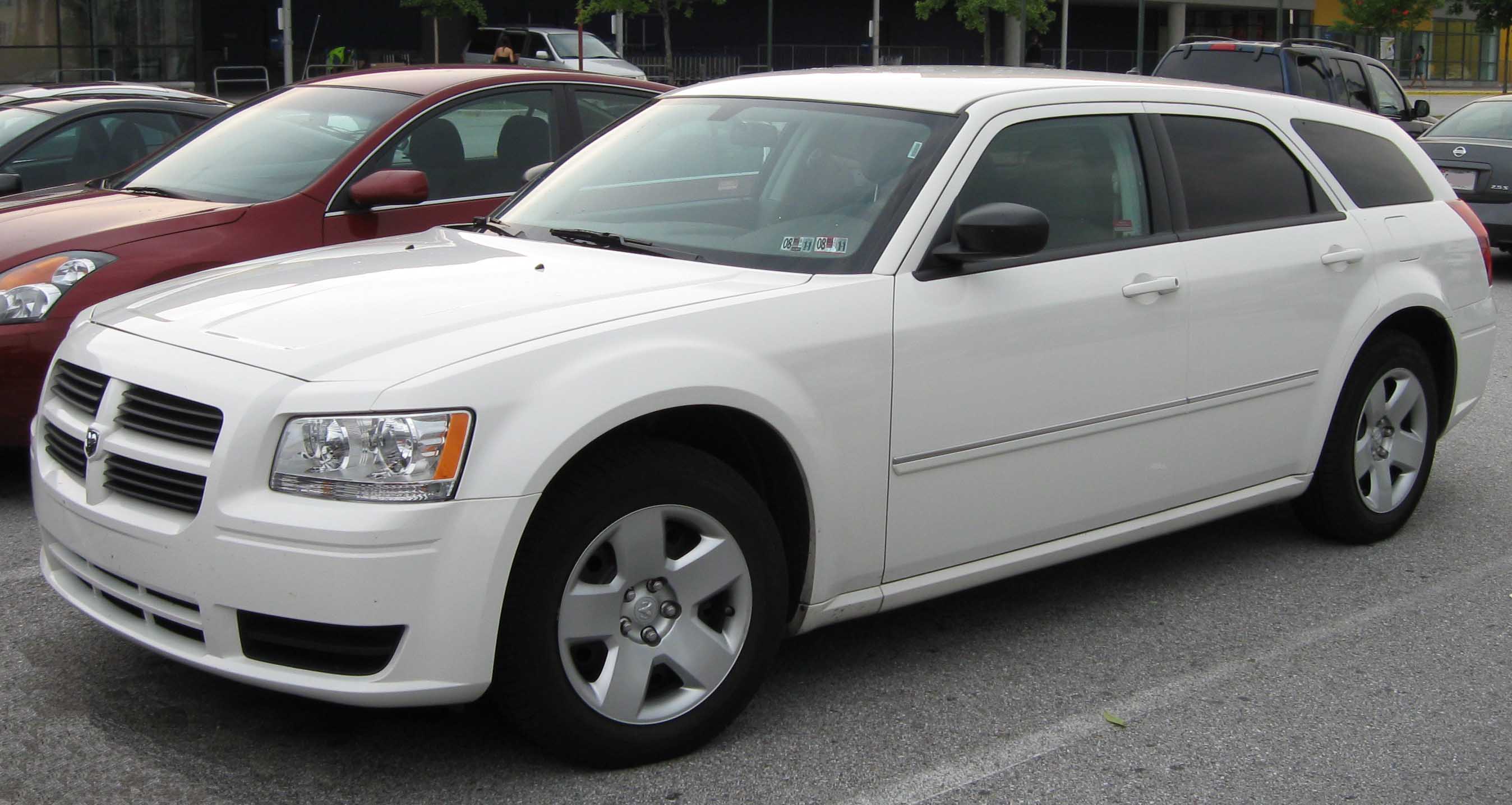 2008_Dodge_Magnum_SE.jpg